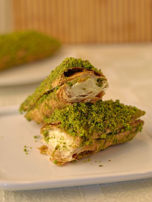 pistachio-eclair-1-piece